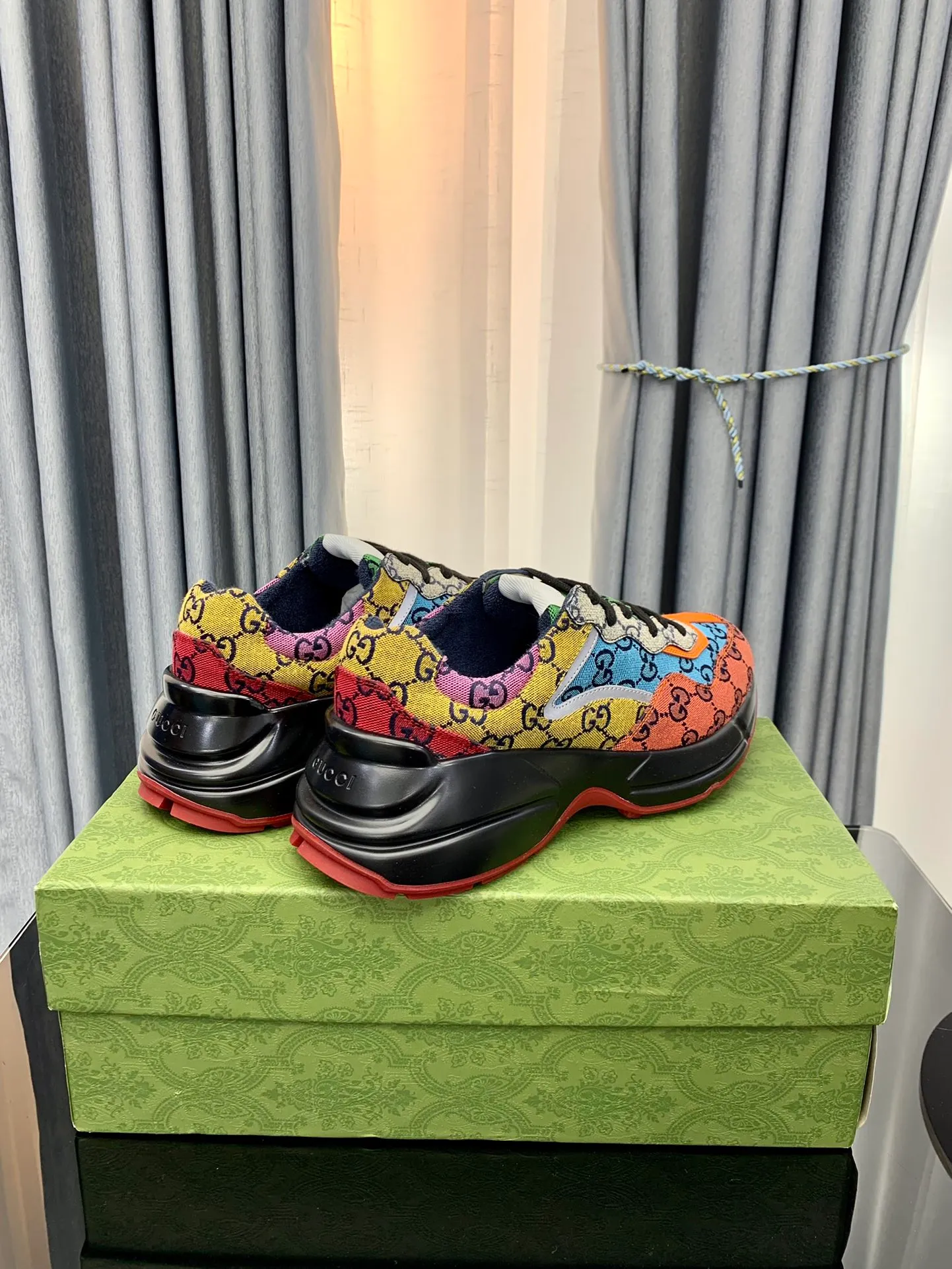 👟👟Ex-factory price 480👟👟 Gucci dad shoes for couples, distressed leather horn-shaped retro jogging shoes. The Balenciaga grandpa trend has subsided, ushering in GUCCI dad shoes, the trend leader in the fashion industry. The original shoes are molded and the original last is made by the Italian handmade foundry! [Gucci original dad shoes] Original surface: imported calfskin! Lining: Grade A hybrid lambskin! Outsole: The highest restoration sole. TPU material plus wear-resistant foam (anti-wear cushioning) ivory leather has been processed with an old-fashioned effect. The sole is 5cm high! The comfort level is excellent, killing all high-end versions on the market! Original logo outsole! 👣Size: Women’s size 35-40. Men's size 38-45. Women's heel with 🈚️logo! Men's heel with 🈶️logo!